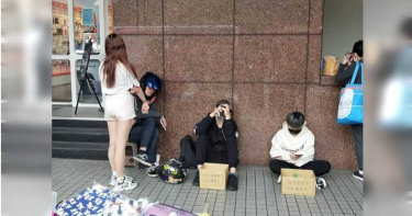 3男1女捷運站出口「乞討擋道」 箱子標註「救救曠課兒」網傻眼