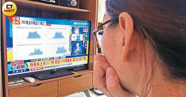 疫情期間資訊繁雜，若有出現焦慮情緒，建議應避免緊盯疫情相關訊息。（圖／黃鵬杰攝）
