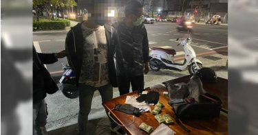 王男被警方逮捕時，背包中的信封袋，裝滿印有「含笑半步顛」的安非他命糖果包。（圖／翻攝照片／中國時報石秀華高雄傳真）