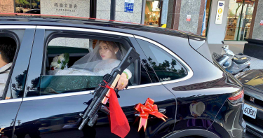 出嫁不丟扇子!新娘眼神超殺「丟衝鋒槍」 網笑:老公在發抖