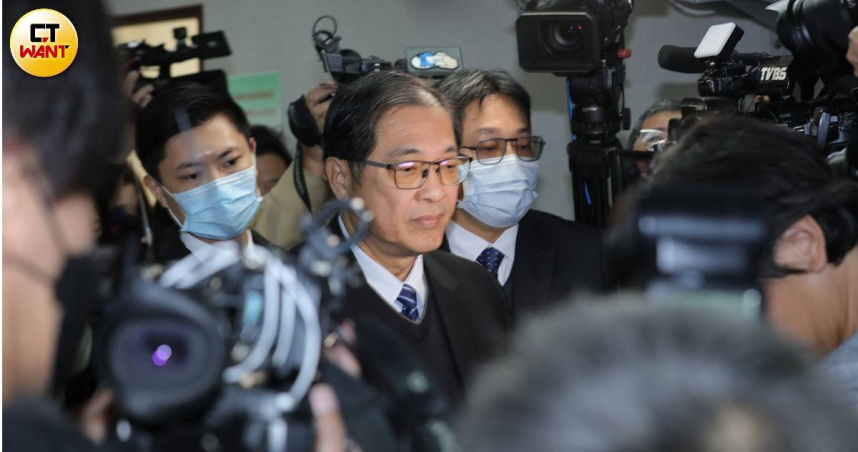 法務部長鄭銘謙今天表示，憲法保障權利行為都尊重，但針對白委追問過去綠委率眾包圍地檢抗議「有沒有辦」的敏感議題，多推說非他處理，沒有回答。（圖／周志龍攝）