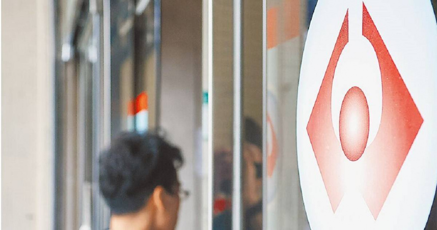 勞動部21日發布最新勞保精算報告，精算負債達14兆1027億元。圖為民眾前往勞保局。（圖／報系資料照）