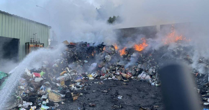 芬園鄉公所資源回收場今日下午發生火災，消防員經近2小時灌救才撲滅火勢。（圖／消防局提供）