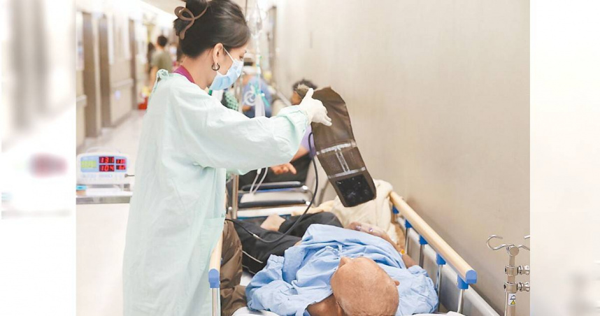 圖為醫院急診室走廊。（圖／報系資料照）