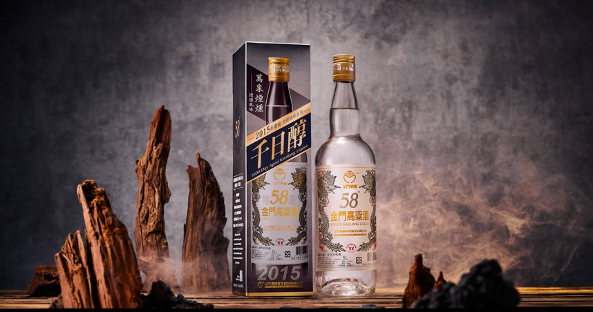 黑松於獨有老酒熟成倉中，驚喜發現帶有煙燻香氣的特殊批次「58金高千日醇－萬象煙燻風味」。（圖／黑松提供）