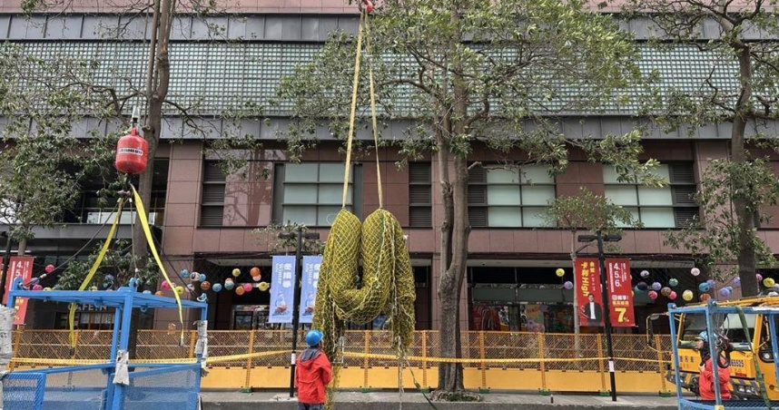 台中新光三越開始進行雙層安全防墜網的架設。（圖／新光三越提供）