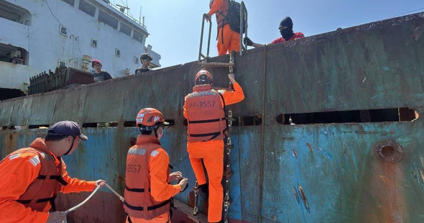 蒙古籍寶順輪長期在台灣海域漂航滯留，高雄海巡隊曾在1月23日登檢該輪，1日11時許再次派艇於高雄柴山外1.4浬處登檢。（圖／海巡提供）