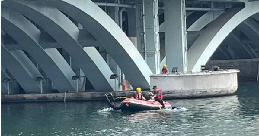 高雄輕軌鐵橋上傳出有人落海，警消直到上午11時許尋獲1名女子，但她已明顯死亡。（圖／翻攝畫面）