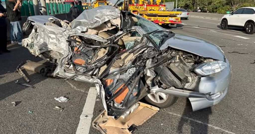 國道1號北上372公里處五甲段發生嚴重車禍。（圖／國道警提供）