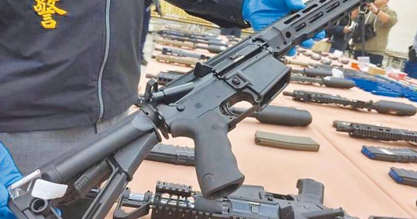 新竹縣警局破獲新興幫派的軍火庫，查扣39枝長短槍，其中驚見300萬元的HK416突擊步槍。（圖／翻攝畫面）