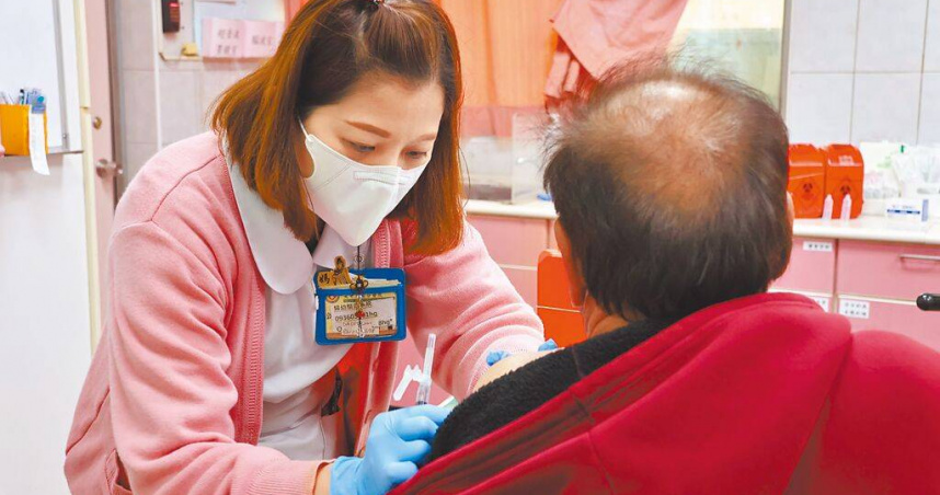 衛福部長邱泰源12日再度出席與台灣醫療工會聯合會的定期協商會議，會中裁示，將針對「護理師跨科支援」、「護理費確實落入口袋」，以及「颱風天出勤」訂定明確的指引，盼改善護理師的職場環境。此為示意圖。（圖／報系資料照）