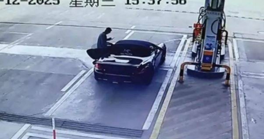大陸1名保時捷車主加霸王油，引發眾怒。（圖／翻攝自大象新聞）
