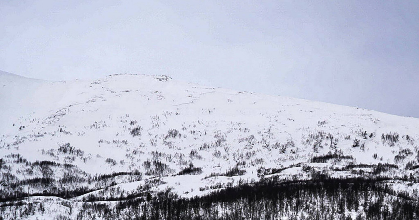 挪威近日發生雪崩，一名外國滑雪客遭掩埋長達7小時後奇蹟獲救，當地專家直呼這種情況幾乎前所未見。（圖／翻攝自X）