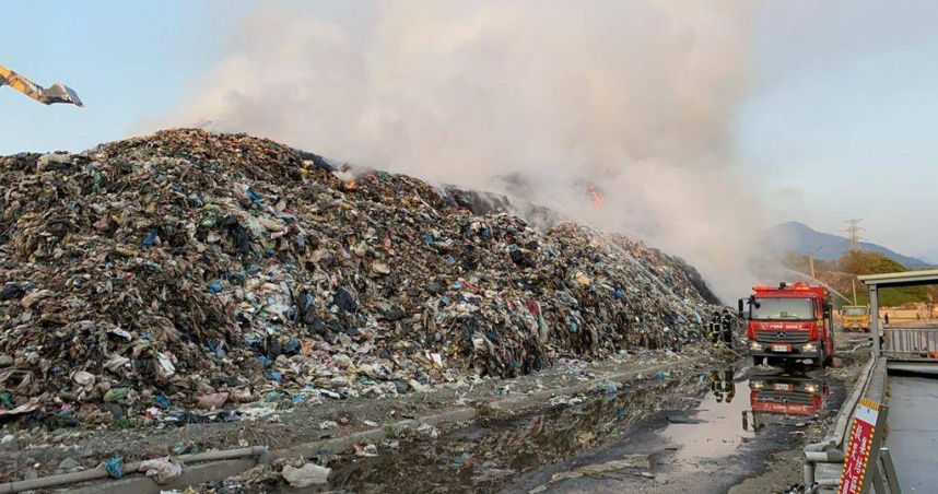 屏東縣枋寮鄉垃圾掩埋場25日驚傳火警，火勢延燒逾2個小時才獲控制，初估燃燒面積約1公頃。（圖／屏東消防局提供）