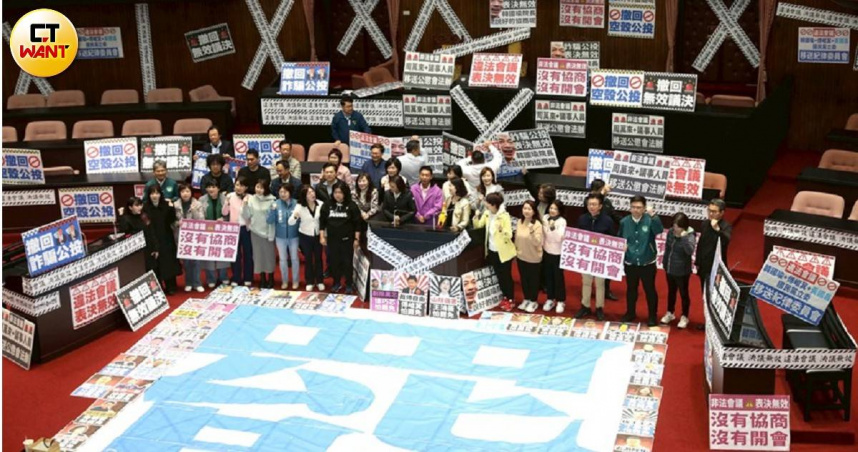 民進黨立委1日一早搶先進入佔領議場，力抗藍營「雙反」公投逕付二讀確認議事錄。（圖／劉耿豪攝）