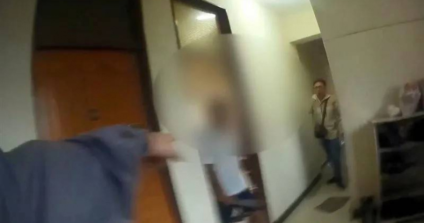 高雄市苓雅區2日上午驚傳有員警遭毒蟲砍傷，所幸緊急送醫後並無大礙。（圖／翻攝畫面）