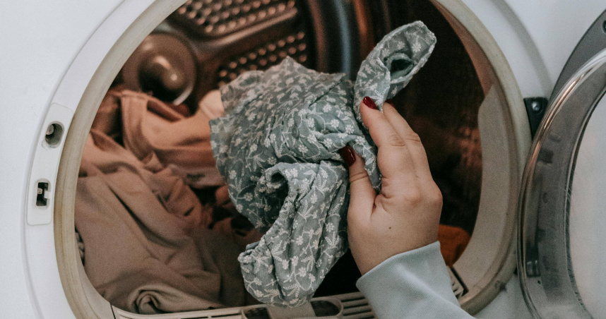 不少民眾在洗衣前習慣先將衣服浸泡，認為這樣能幫助去除污垢。（示意圖／翻攝Pexels）