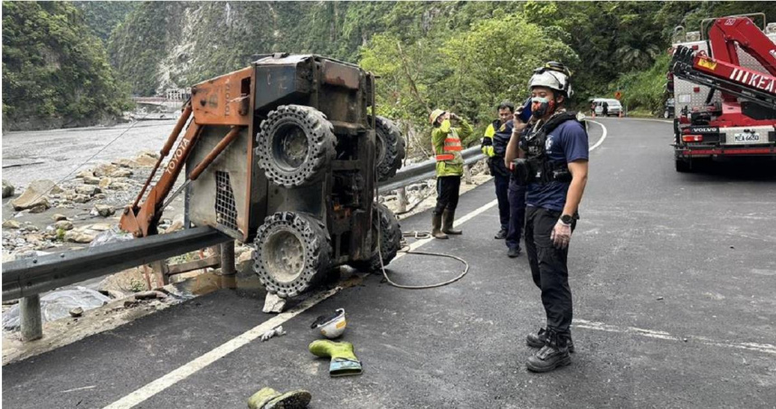 花蓮台8線中橫公路181公里處今（6日）上午驚傳工安意外，一輛鏟裝機突失去重心翻覆，導致鄭姓工人遭噴飛，當場失去生命跡象，經搶救仍不治。（圖／花蓮縣消防局提供）