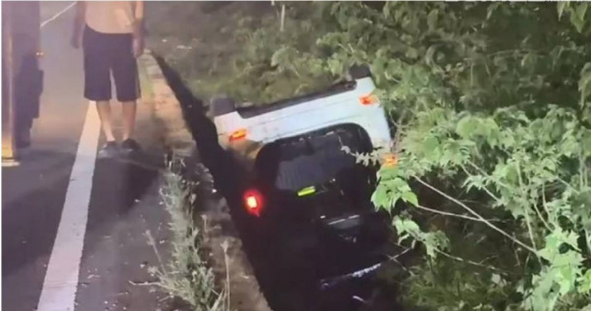 王母搭載兒女駕車外出，卻突失控衝進路邊排水溝，導致整車四輪朝天卡住。（圖／翻攝畫面）