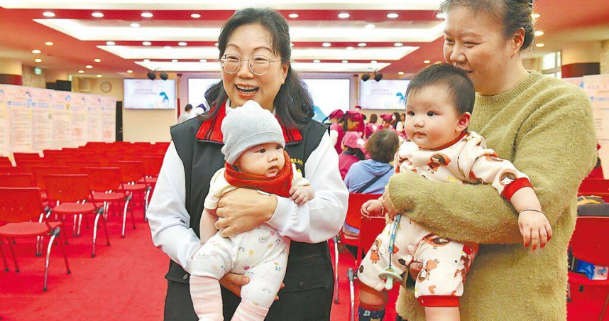 花蓮縣長徐榛蔚(左)15日宣布推出「坐月子到宅服務」,讓符合資格的「月嫂」到新手媽媽家協助照顧小孩、月子處理及做簡易家事。(圖/中國時報王志偉攝)