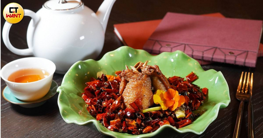 貼心去骨的「鳳翼乾坤蝦」一口咬下可嘗到鑲嵌入裡的花枝與蝦漿，帶來風味驚喜。（圖／魏妤靜攝）