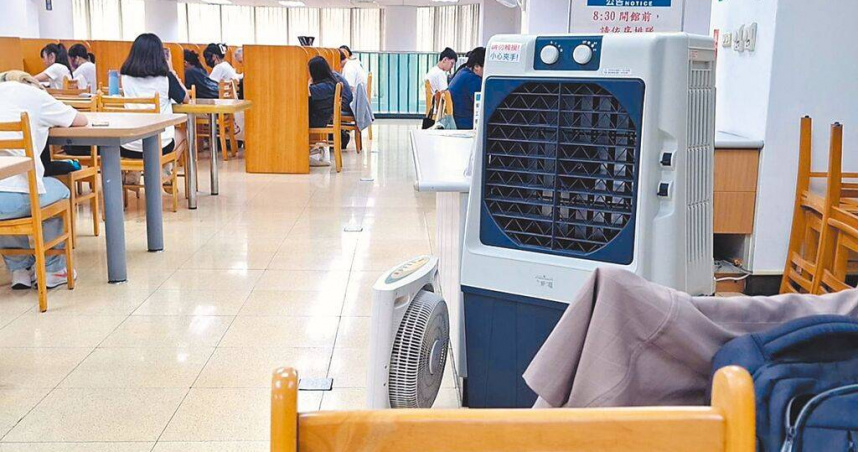 新北市立圖書館淡水水碓分館空調故障，目前圖書館以冷風扇應急。（圖／議員鄭宇恩提供／中國時報張鎧乙新北傳真）