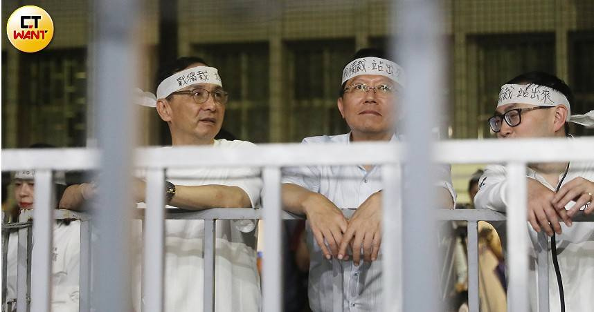 據轉述，夜半藍營支持者幾乎散去，朱留在現場與民代聊天時感嘆檢調自亂威信，未來陳抗恐只多不少（圖／劉耿豪攝）