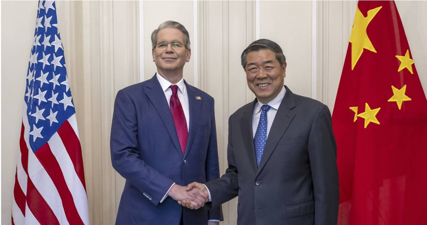 美國財長貝森特、中國國務院副總理何立峰。（圖／達志／美聯社）