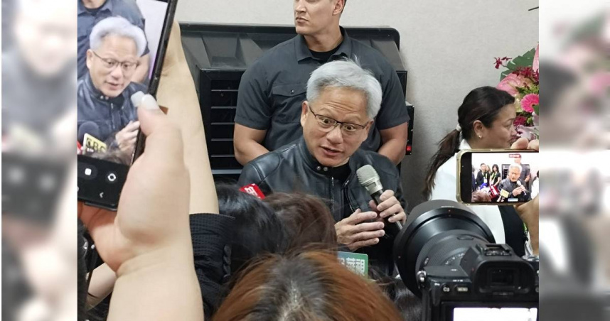 輝達執行長黃仁勳20日在展場受訪。（圖／陳曼儂攝）