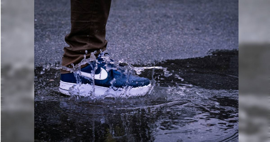 中國深圳一名許姓男子，鞋子被淋濕後雙腳整天都悶在裡面，意外感染「丹毒」，若沒有及時治療或將導致敗血症，危及生命。（示意圖／Unsplash）