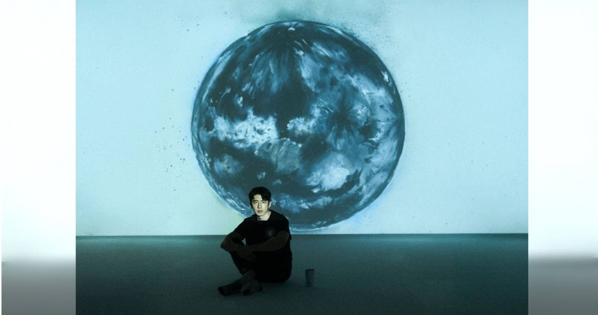 傅孟柏擔任台北電影節影展副牌「看電影約嗎」設計師，以負片概念轉換月球意象。（圖／台北電影節提供）