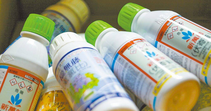 苗栗縣環保局今年於造橋鄉與後龍鎮舉辦回收宣導活動，回收逾350個農藥瓶，活動推廣「3沖3洗」清洗觀念，減少汙染守護農村生態。（圖／中國時報呂麗甄攝）