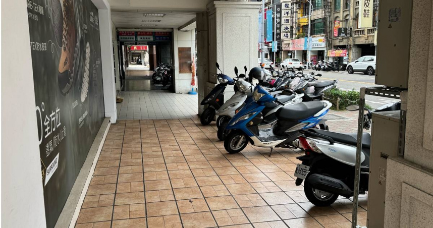 台南市1名男子將轎車停在自家騎樓，經民眾檢舉後，遭裁罰900元，沈男認為停在自家騎樓不屬違規，因此請求撤銷處分。（示意圖／報系資料照）