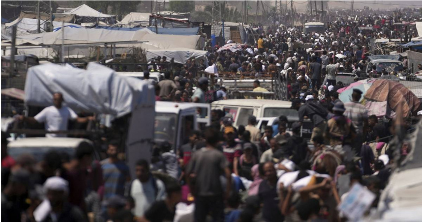 由美以2國支持的加薩人道基金會（Gaza Humanitarian Foundation，GHF）所管理的援助分發點，幾乎每天都會發生以軍射殺平民的事件。（圖／達志／美聯社）