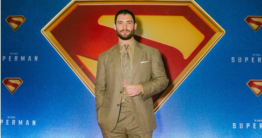 大衛科倫斯韋飾演新版《超人》。（圖／華納兄弟提供）