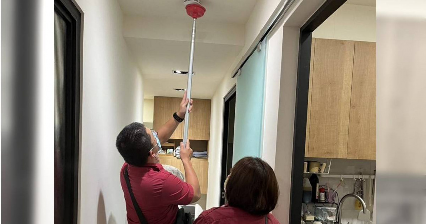 消防隊員檢查住警器。（圖／新北市消防局提供）