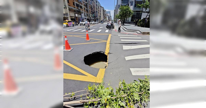 台北市松山區長春路和慶城街46巷交叉路口，1日上午11時出現長2公尺、寬1公尺、深1公尺坑洞，坑洞裡還有大量積水。（圖／中國時報記者張珈瑄翻攝）