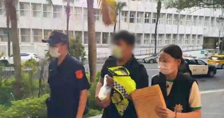 無照駕救護車闖紅燈釀命案，60歲騎士慘遭撞死卡車底。（ 圖／翻攝畫面）