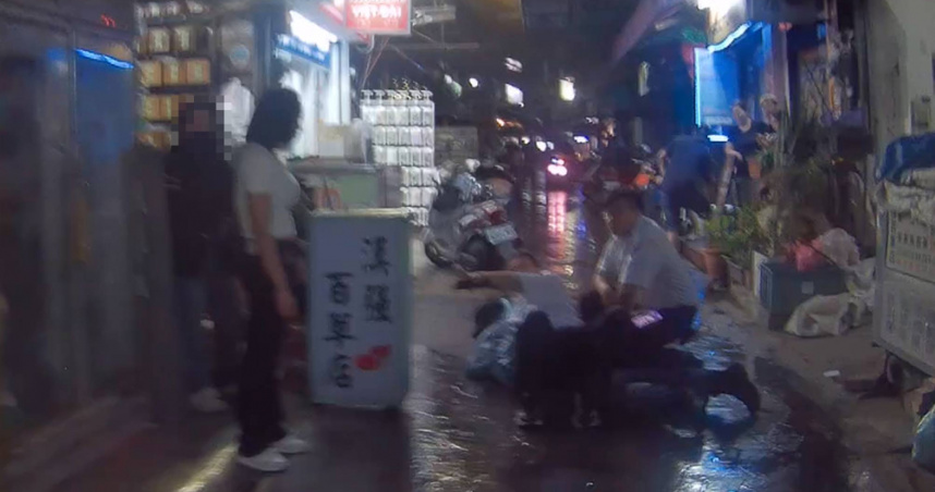 邵姓保全當場壓制搶劫金項鍊的許姓嫌犯。（圖／翻攝畫面）