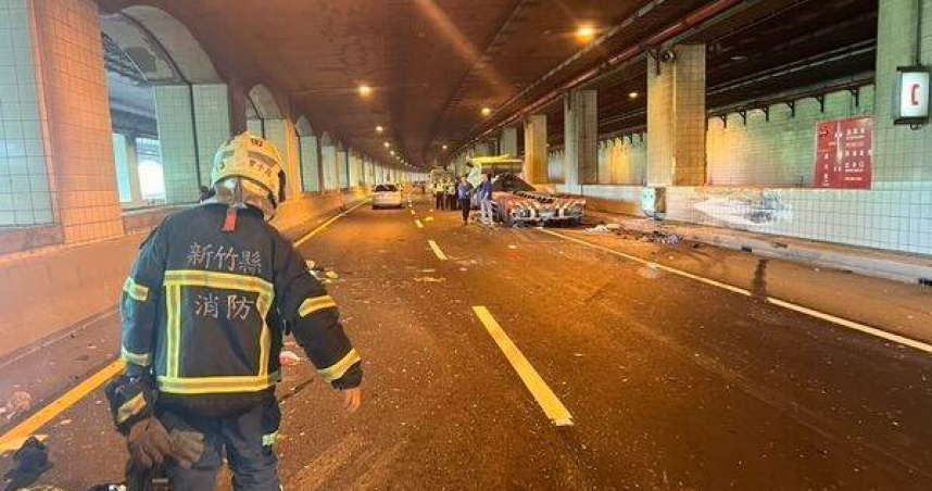 鳳鼻隧道驚悚車禍聯結車自撞翻覆釀1死1傷。（ 圖／翻攝畫面）