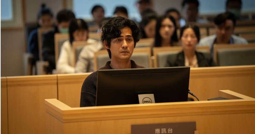 周渝民飾演的馬亦森在法庭上作證。(圖/CATCHPLAY+、公視、大慕可可)
