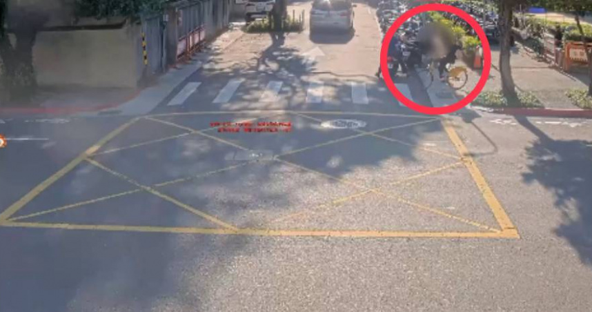 有民眾日前騎YouBike前往台北地方法院洽公，腳踏車停在一旁遭竊。（圖／翻攝畫面）
