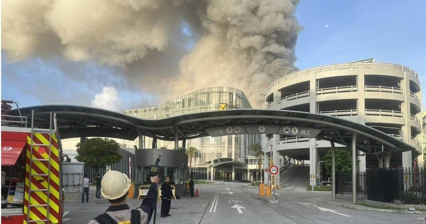 高雄小港區台泥集團旗下的「三元能源科技」工廠，今（14日）凌晨5時許發生嚴重火警。（圖／翻攝高雄環保局臉書）