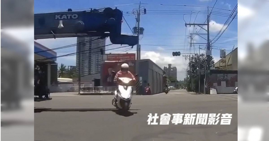 高雄吊車闖紅燈險奪命，女騎士神反應低頭躲吊臂。（圖／翻攝社會事新聞影音畫面）