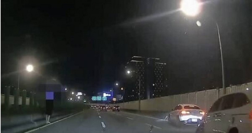 酒駕男高架違停撿東西釀3車連環撞。（圖／翻攝畫面）