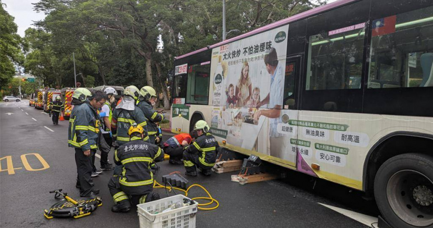 乳癌權威周佳正過斑馬線遭公車撞倒輾斃，欣欣客運坦承駕駛違規致歉。（圖／翻攝畫面）