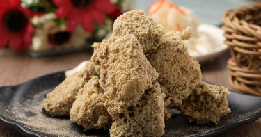 「酵素臭豆腐」經蔬果酵素發酵，搭配自製胡椒鹽或泡菜都好吃。（60元）（圖／于魯光）