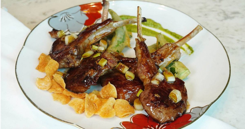 「香菜青醬燒紐西蘭高地和羊排」的青醬具有鮮明的香菜與檸檬清香，搭佐軟嫩多汁的高地和羊起到風味平衡的作用。（1,580元，圖／魏妤靜攝）