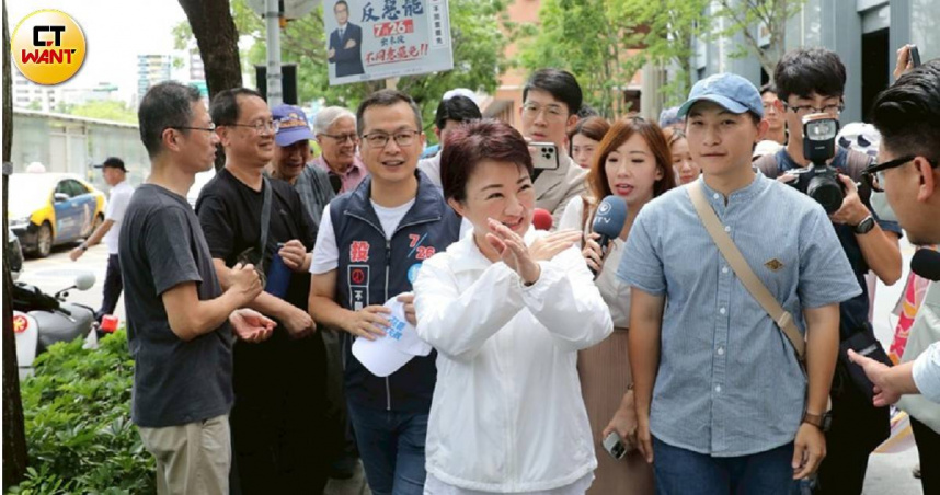 台中市長盧秀燕（前）強調外網路謠傳台中市每位市民發新台幣4萬元訊息是假的。（圖／劉耿豪攝）