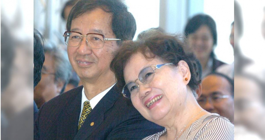 圖為2006年10月18日李遠哲和吳錦麗參加中研院同仁為他舉辦的「卸任感恩茶會」。（圖／報系資料照）